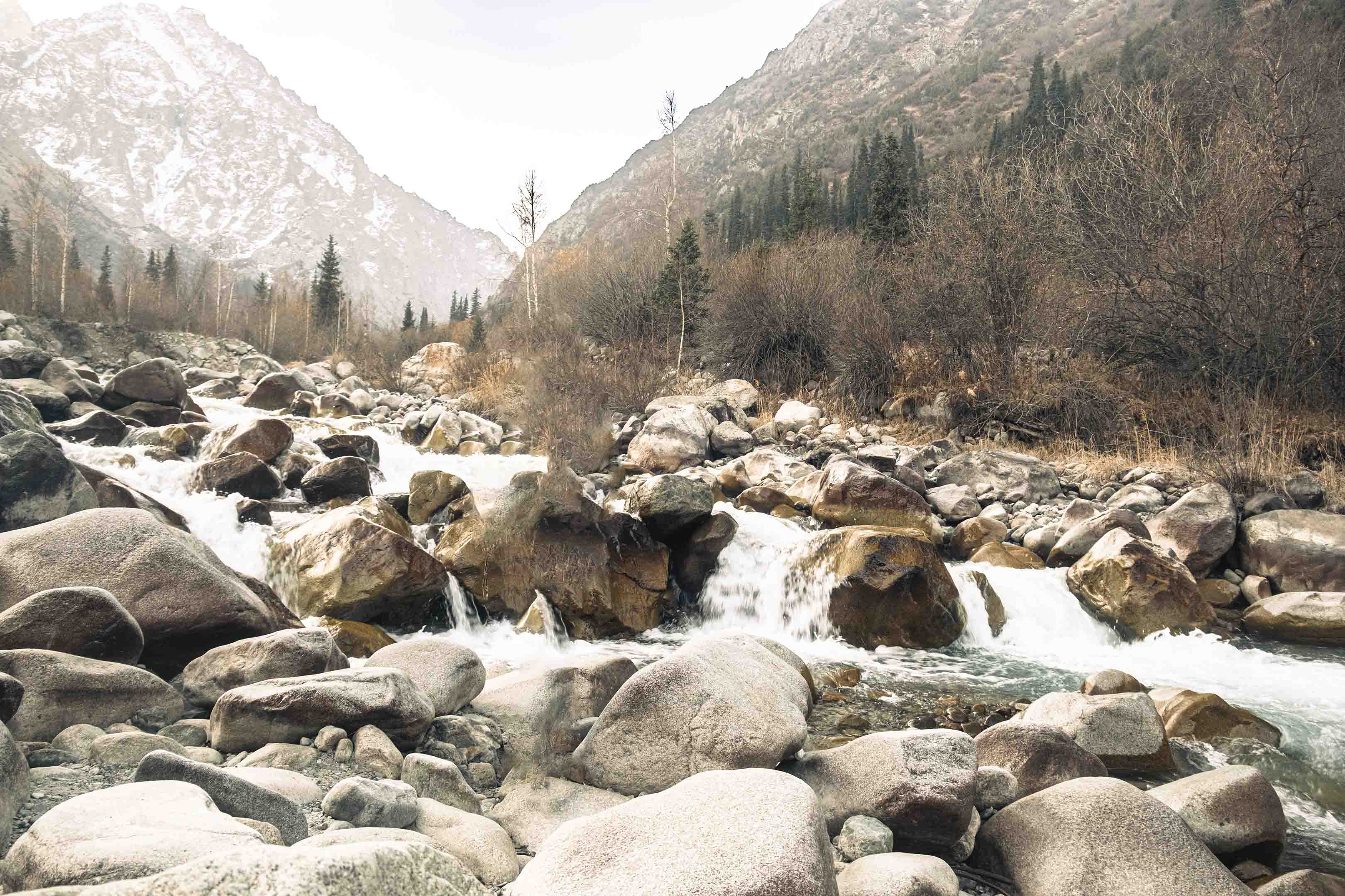 Пейзажная фотосъёмка природы Кыргызстана - горный пейзаж с рекой, величественные горы, outdoor фотография 2024