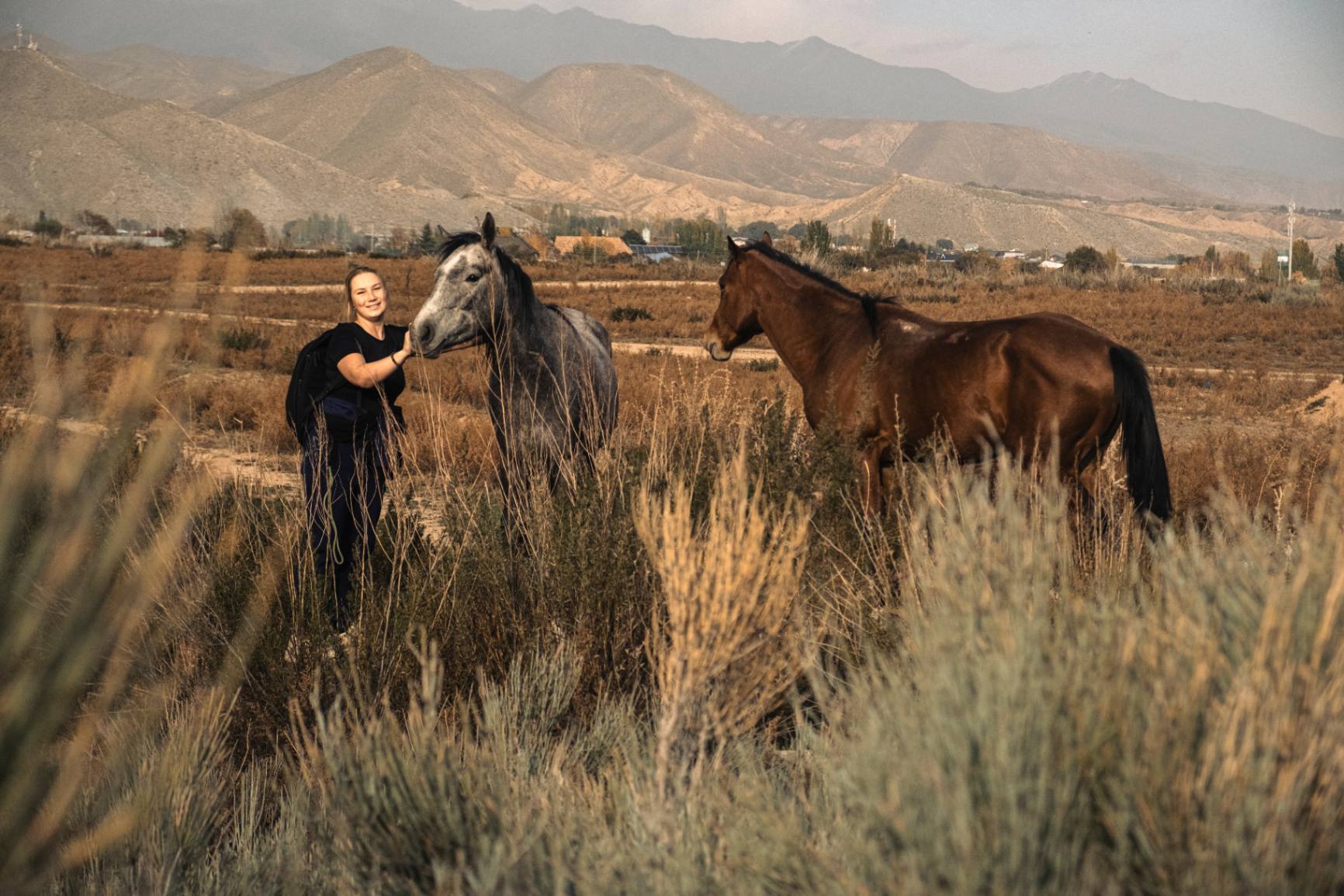 Фотосъёмка девушки с лошадьми на природе Иркутск - выездная съёмка, портрет на свежем воздухе, конная прогулка, природа Сибири