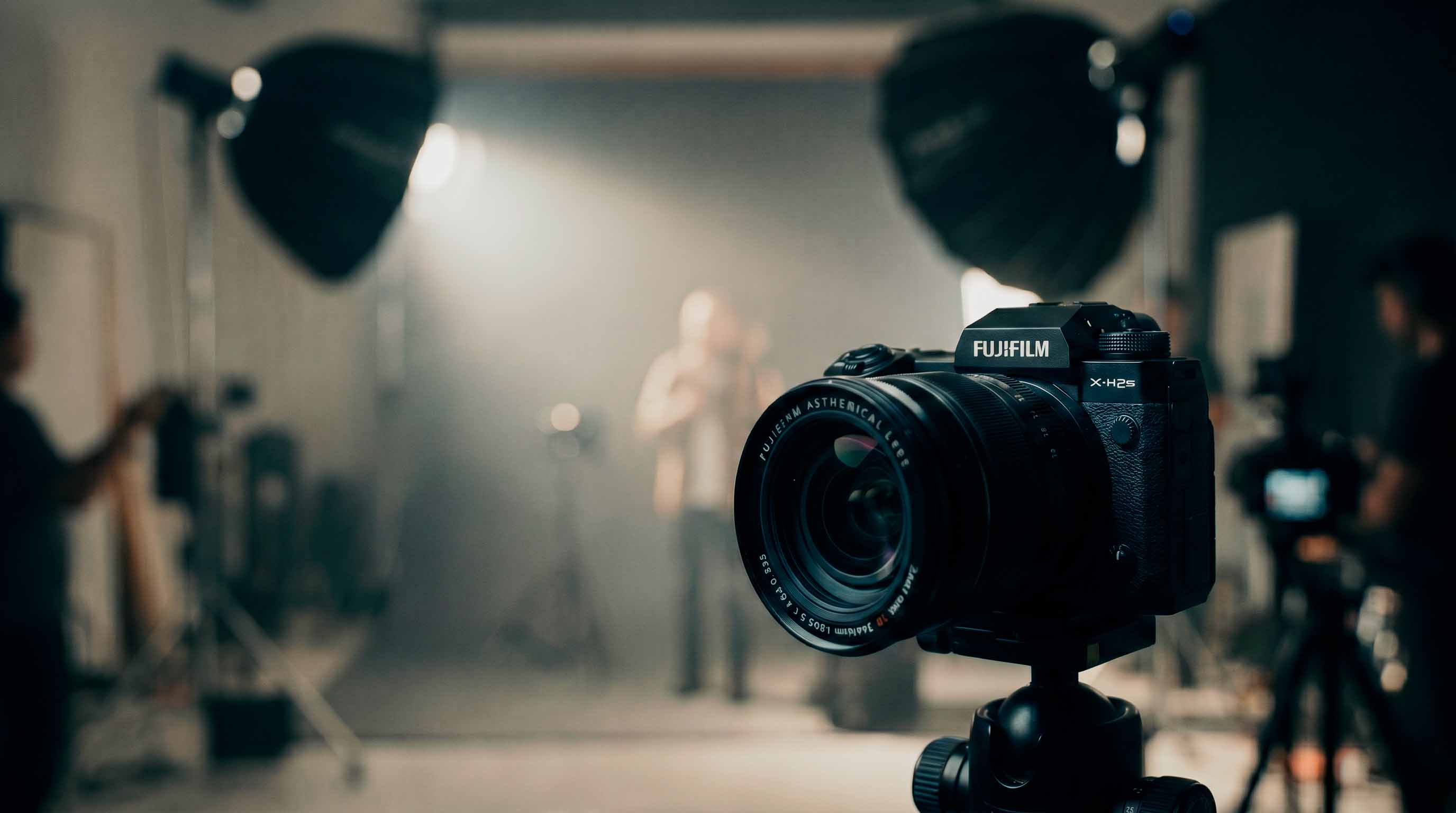 Профессиональная студийная съёмка - процесс видеопроизводства, оборудование для фотосъёмки и видеосъёмки, работа видеографа и фотографа, создание визуального контента в студии, профессиональная камера на штативе, студийный свет