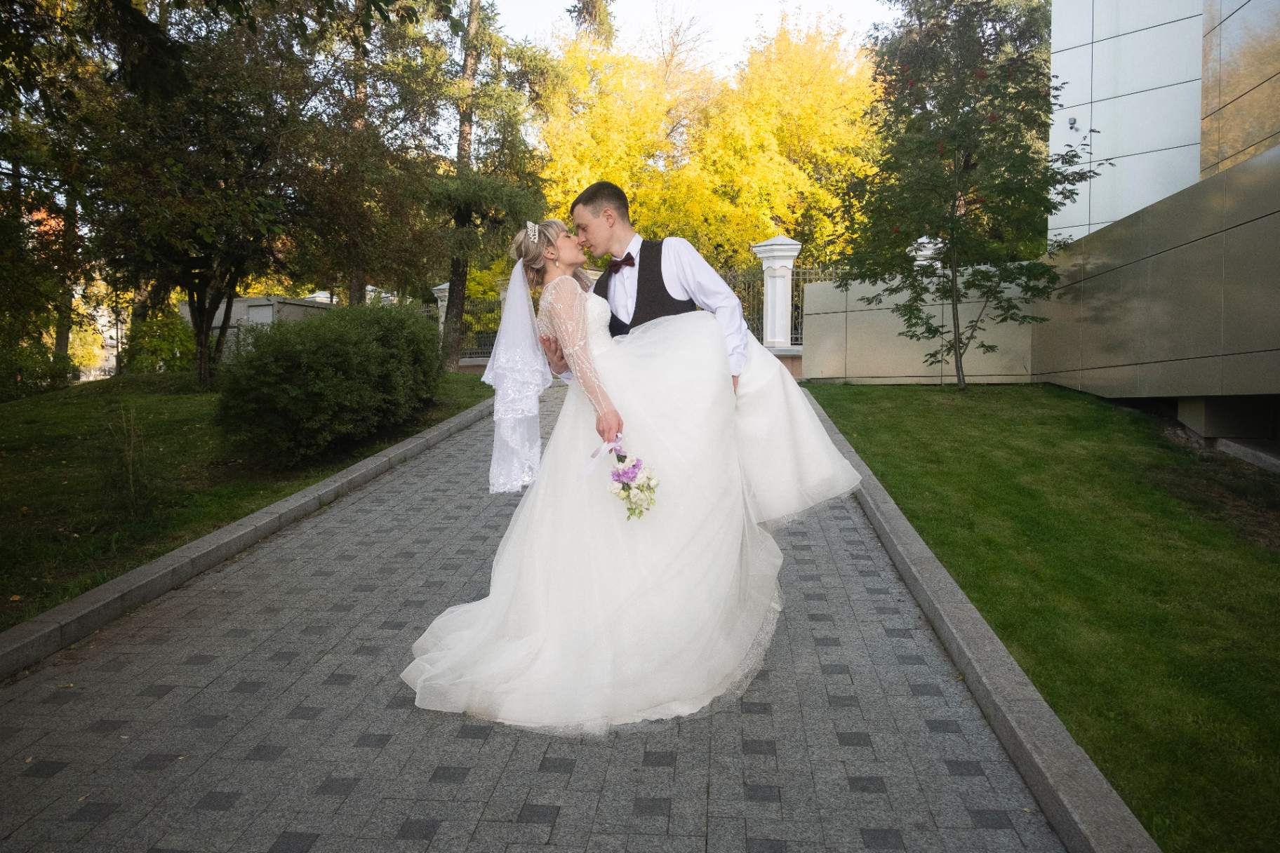 Влюблённая пара на свадебной фотосессии в Иркутске - свадебный фотограф, love story, романтические фото молодожёнов на закате 2024