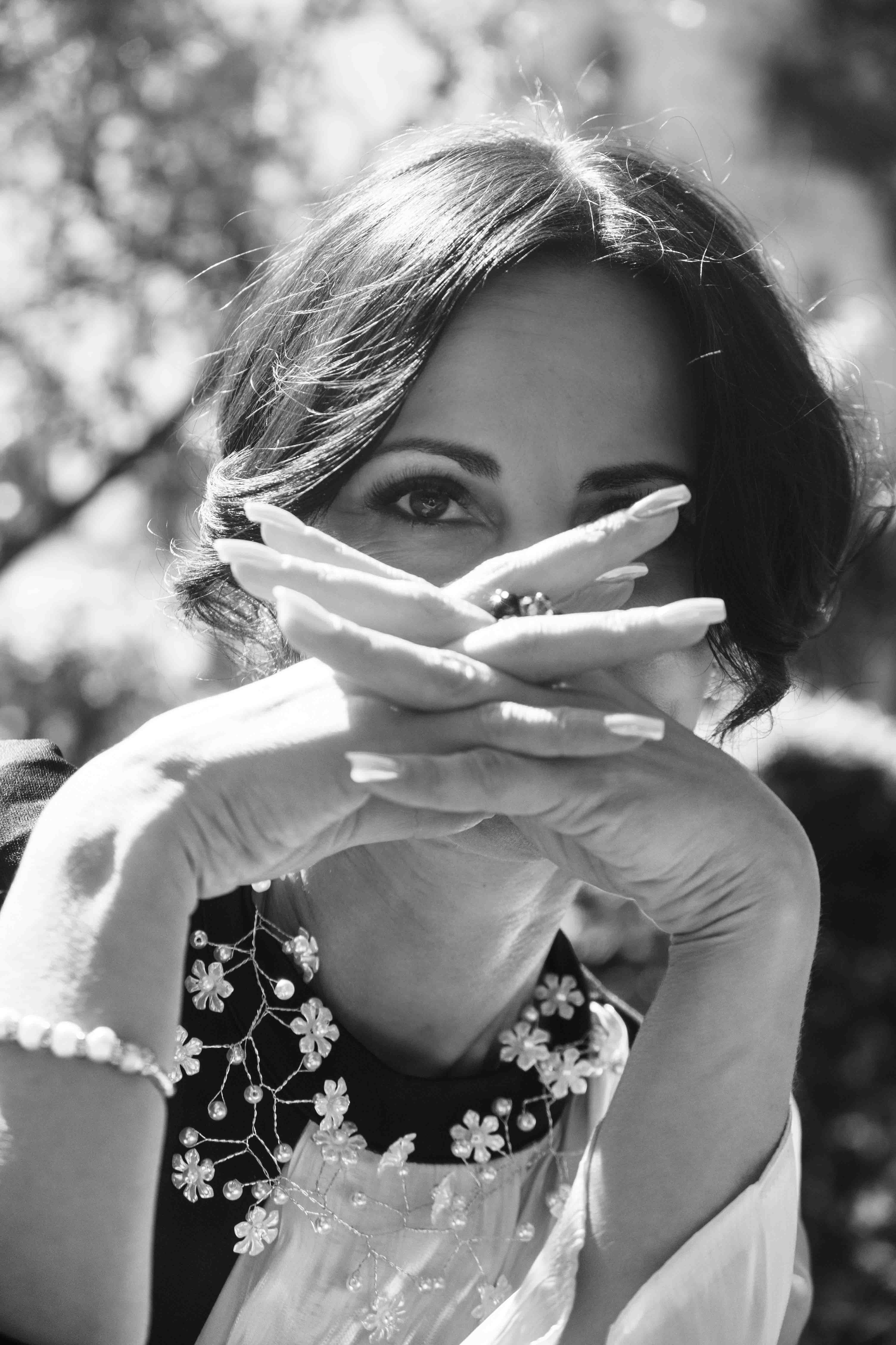 Художественный портрет женщины 'Загадочный взгляд' - арт фотография, креативное освещение, эмоциональный портрет, драматичное фото